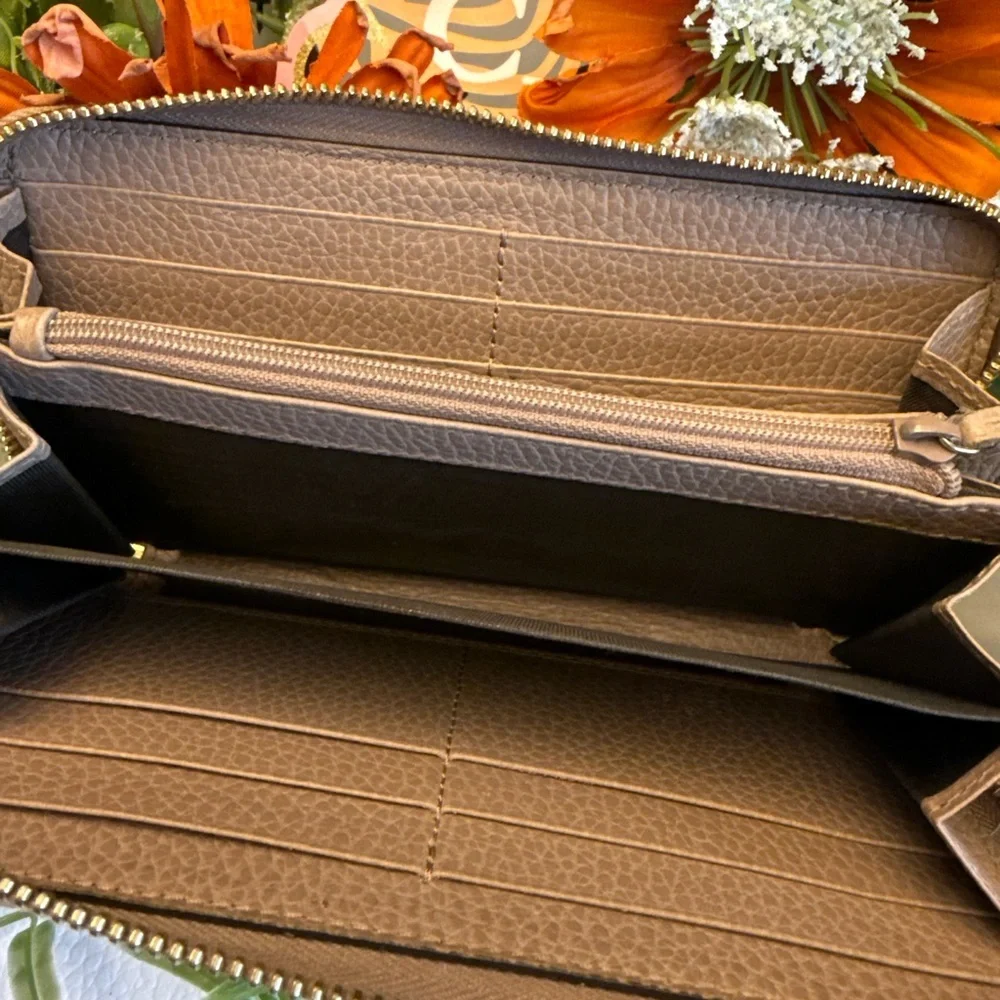 Gucci  Leather Zip Around Wallet. - Picture 12 of 14